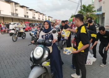 Ada Apa di PPS Gresik? Ternyata Bagi-bagi Takjil Resik Rek Laundry & Home Cleaning
