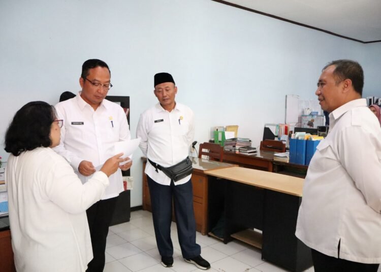 Cerdas !! Sidak ke Dinas Perikanan, Wabup dr. Alif Bakal Maksimalkan Produk UPI, UMKM Nelayan, dan Pembudidaya Ikan di Kawasan Pesisir Gresik dan Bawean
