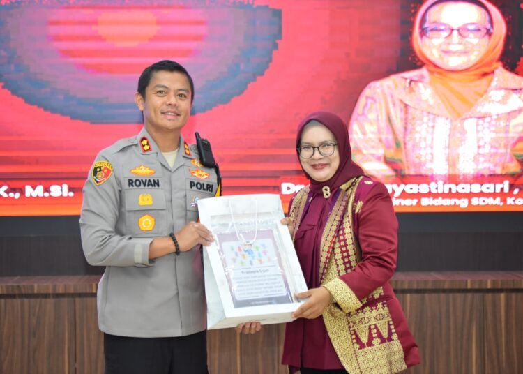 Gelar Coaching Clinic, Polres Gresik Siap Menjadi Polisi yang Dipercaya Masyarakat Melalui Pelayanan Prima