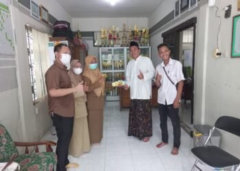 Pastikan Kesehatan Siswa saat Ramadan, Puskesmas Mentaras Kunjungi Siswa MI Alkarimi yang Sakit Gondongan