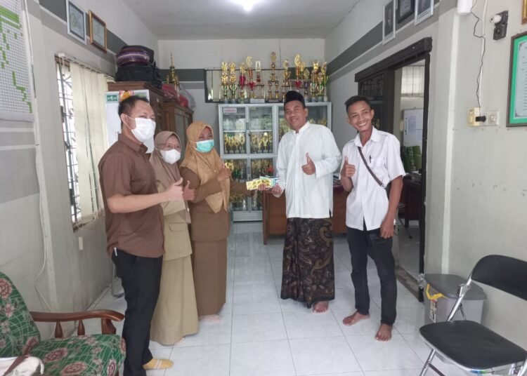 Pastikan Kesehatan Siswa saat Ramadan, Puskesmas Mentaras Kunjungi Siswa MI Alkarimi yang Sakit Gondongan