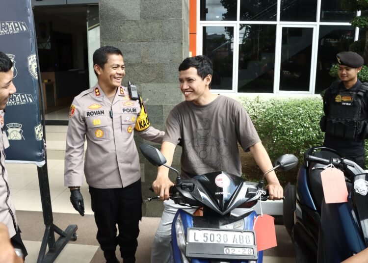 Kapolres Lagi-lagi Bikin Warga Gresik Tersenyum Bahagia Usai Motornya yang Dicuri Bisa Kembali