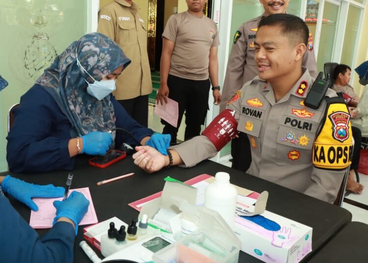 Semangat Berbagi di Bulan Suci Ramadan, Kapolres Gresik Sumbangkan Darahnya Demi Membantu Sesama