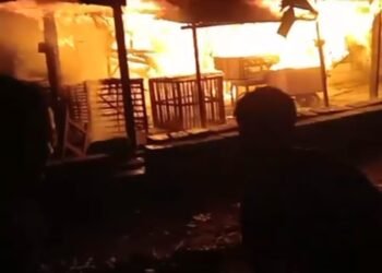 Sigap !! Polsek Wringinanom Gerak Cepat Bantu Padamkan Kebakaran Kandang Ayam Milik Warga