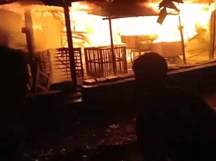 Sigap !! Polsek Wringinanom Gerak Cepat Bantu Padamkan Kebakaran Kandang Ayam Milik Warga