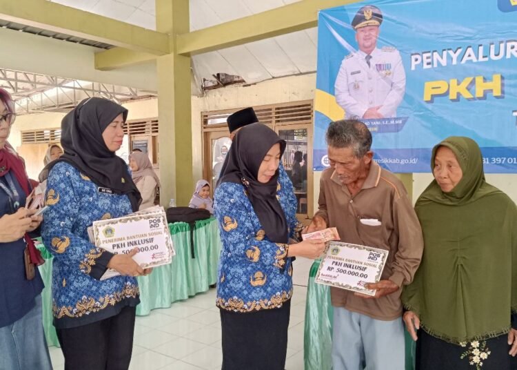Pemkab Gresik Gelontor Rp5,7 Miliar untuk Bansos PKH Inklusif dan Santunan bagi Marbot, Guru Ngaji, serta Penjaga Makam