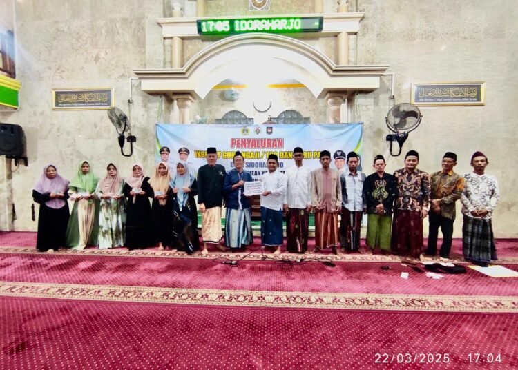 Cair !! Puluhan Guru Ngaji dan PAUD Terima THR Lebaran dari Pemdes Sidoraharjo Kedamean