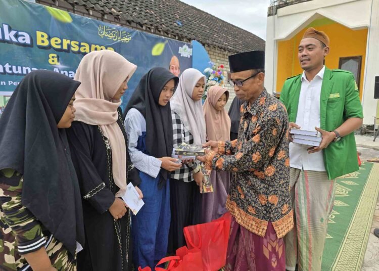 Ramadan Belum Berakhir GP Ansor Glatik Ujungpangkah Santuni Anak Yatim dan Penyandang Disabilitas