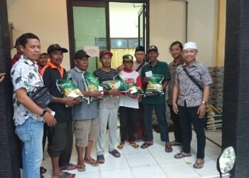 Puluhan Tukang Becak dan Dhuafa Sumringah Dapat Beras dan THR Lebaran dari KWG dan BAZNAS Gresik