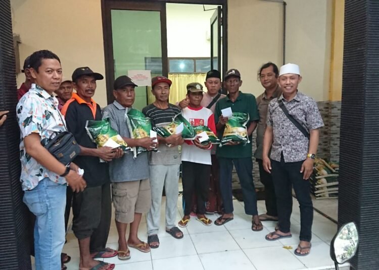 Puluhan Tukang Becak dan Dhuafa Sumringah Dapat Beras dan THR Lebaran dari KWG dan BAZNAS Gresik