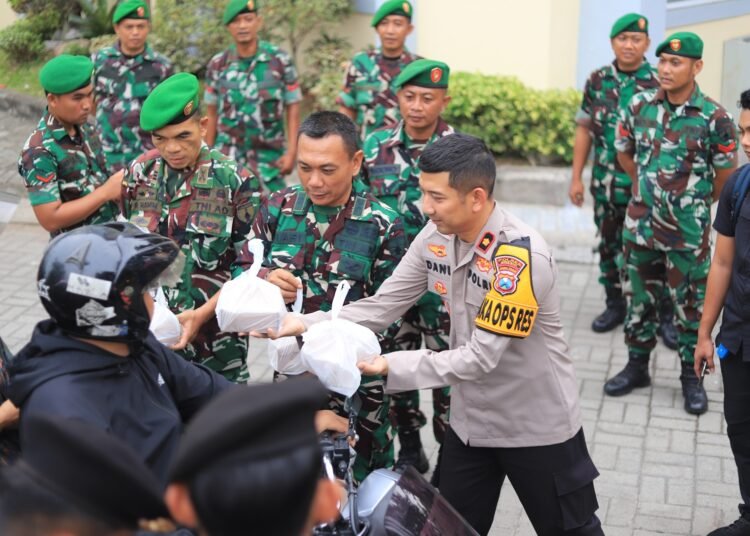 Kompak Guyub Rukun Polres dan Kodim 0817 Gresik Bagikan Takjil untuk Masyarakat di Pengujung Ramadan