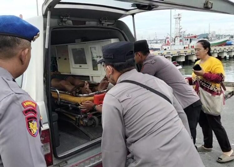 Sigap !! Personel Pos PAM Polres Gresik Gercep Evakuasi Awak Kapal yang Pingsan di Pelabuhan Gresik