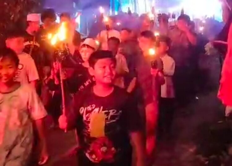 Meriah !! Sambut Hari Kemenangan, Ratusan Warga Gresik Pawai Obor dan Takbir Keliling di Malam Idul Fitri 1446 H 