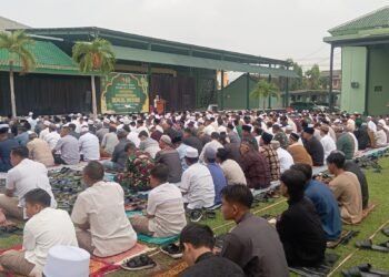 Gema Takbir Berkumandang saat Ratusan Masyarakat Bersama Para Prajurit Khidmat Ikuti Sholat Idul Fitri di Lapangan Makodim 0817/Gresik
