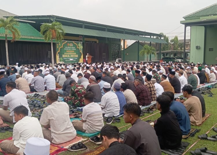 Gema Takbir Berkumandang saat Ratusan Masyarakat Bersama Para Prajurit Khidmat Ikuti Sholat Idul Fitri di Lapangan Makodim 0817/Gresik
