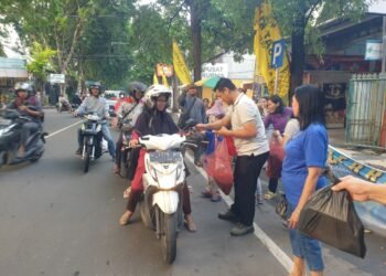 Indahnya Toleransi di Kota Santri, GBI Rock Gresik Bagikan Ratusan Takjil Bagi Muslim Yang Berpuasa