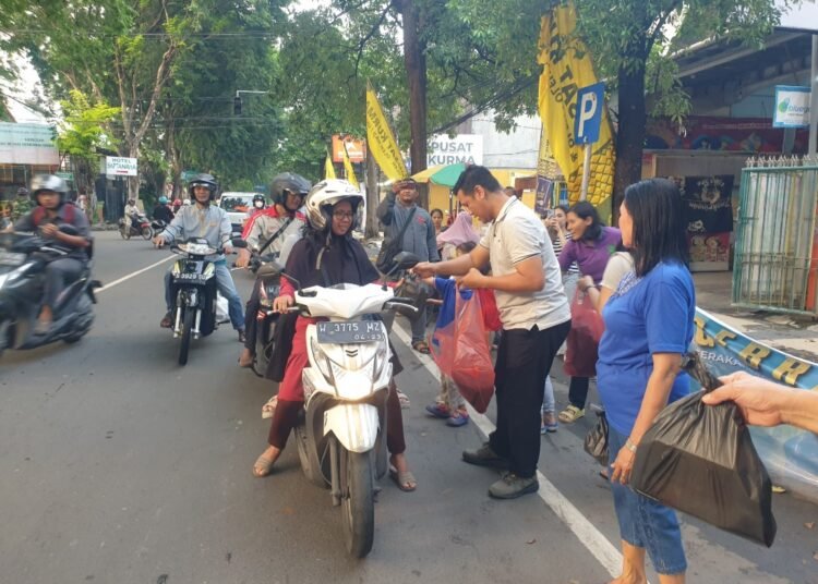 Indahnya Toleransi di Kota Santri, GBI Rock Gresik Bagikan Ratusan Takjil Bagi Muslim Yang Berpuasa