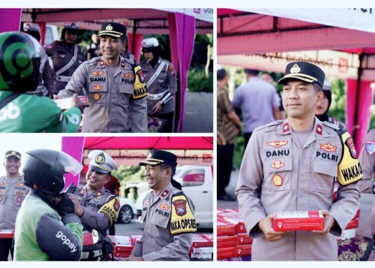 Wakapolres Gresik Pimpin Langsung Giat Bagi-bagi Takjil untuk Pengendara di Momen Ramadan Bergelimang Berkah