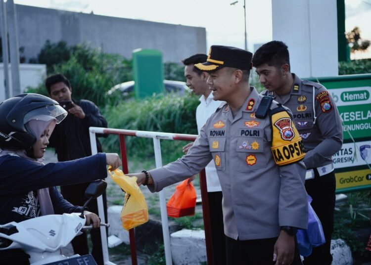 Warga Gresik Kembali Dibikin Sumringah Saat Kapolres Turun Langsung Pimpin Giat “Kenduri Takjil Bumi Wali”