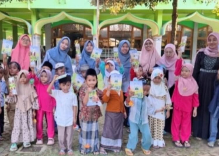 Seru !! Puluhan Anak TK “Ngabuburit Buku” di Perpustakaan Masjid Nurul Huda Lowayu