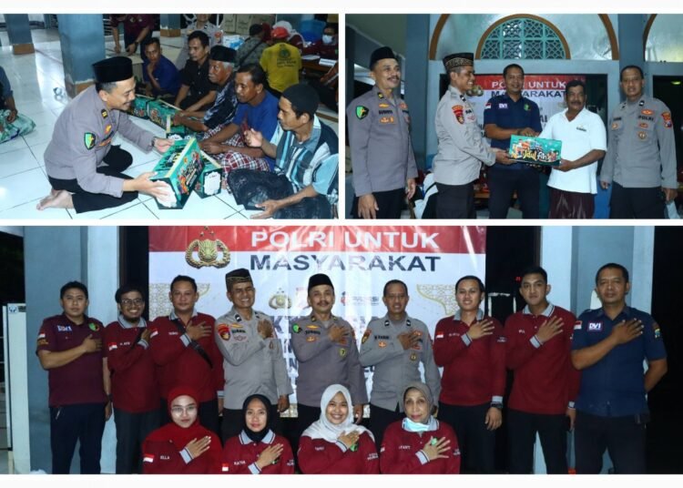 Kasi Dokkes Polres Gresik Gelar Baksos Kesehatan Gratis dan Bagikan Sembako untuk Fakir Miskin dan Kaum Dhuafa