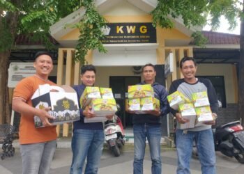 Bahagia Omset Meningkat, Mas Fahmi Pengusaha Sukses Gresik Bagikan Bingkisan Lebaran untuk Jurnalis KWG sebagai Wujud Rasa Syukur