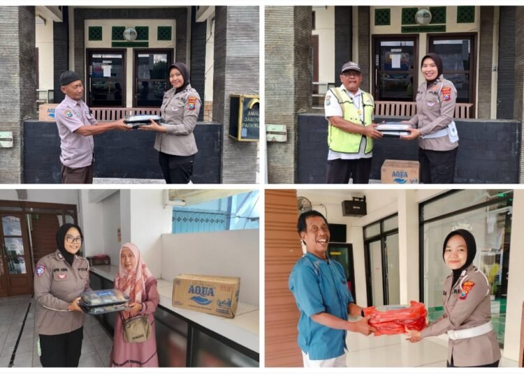 Wow, Srikandi Giri Satlantas Polres Gresik Istiqomah Berbagi Takjil Setiap Hari Mulai Awal Ramadan hingga Takbiran