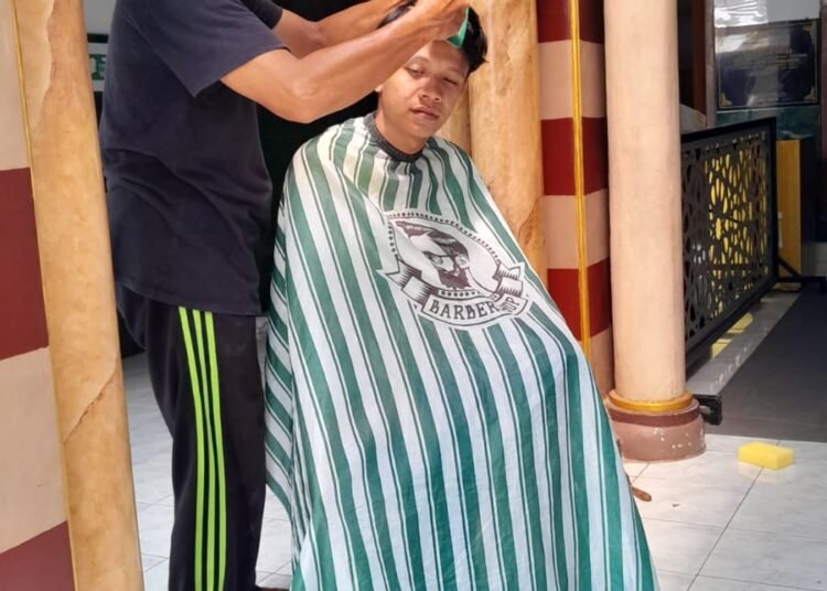 Semarakkan Ramadan Penuh Berkah, Masjid Al Falach Gresik Gelar Program Sedekah Potong Rambut Gratis