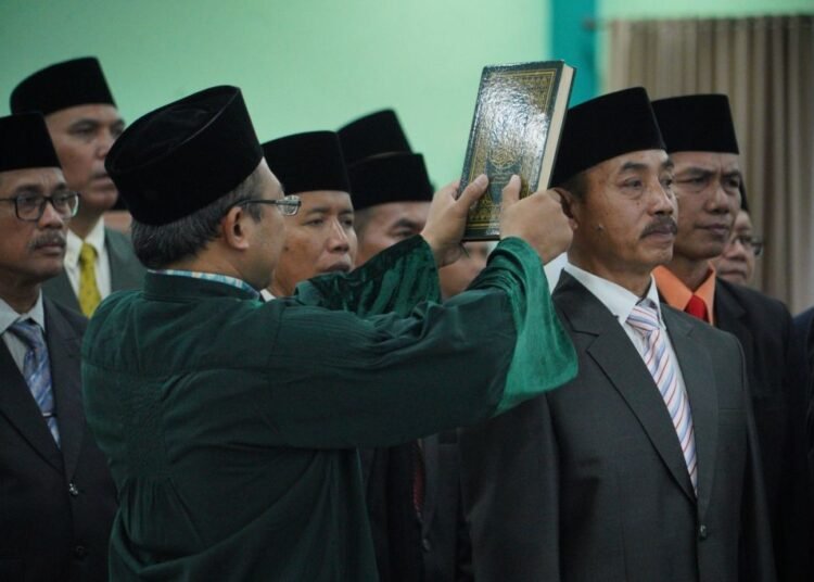 Lantik 67 Pejabat, Kakanwil Kemenag Jatim Tekankan Tolak Gratifikasi dan Pentingnya Kedisiplinan