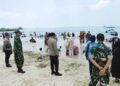 Polres Gresik Lakukan Pengamanan, Ribuan Wisatawan Berlibur di Pantai Dalegan dengan Nyaman