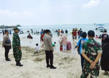 Polres Gresik Lakukan Pengamanan, Ribuan Wisatawan Berlibur di Pantai Dalegan dengan Nyaman