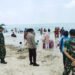 Polres Gresik Lakukan Pengamanan, Ribuan Wisatawan Berlibur di Pantai Dalegan dengan Nyaman