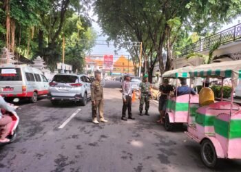 Babinsa Serda Suwono Penuh Semangat Pantau Situasi Lebaran di Alun-alun Gresik Demi Kenyamanan Masyarakat