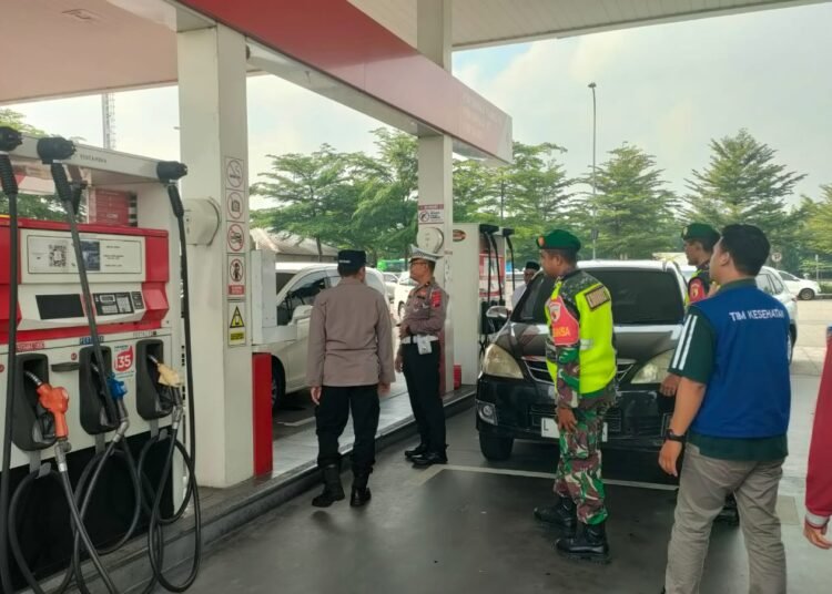 Lebaran Tak di Rumah, Babinsa Serda Apik Laksanakan Tugas Pantau Situasi di Rest Area 726 Wringinanom Demi Kenyamanan Masyarakat
