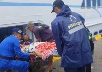 Aksi Kemanusiaan Polres Gresik Sigap Bantu Evakuasi Warga Bawean yang Sakit saat di Pelabuhan Sangkapura