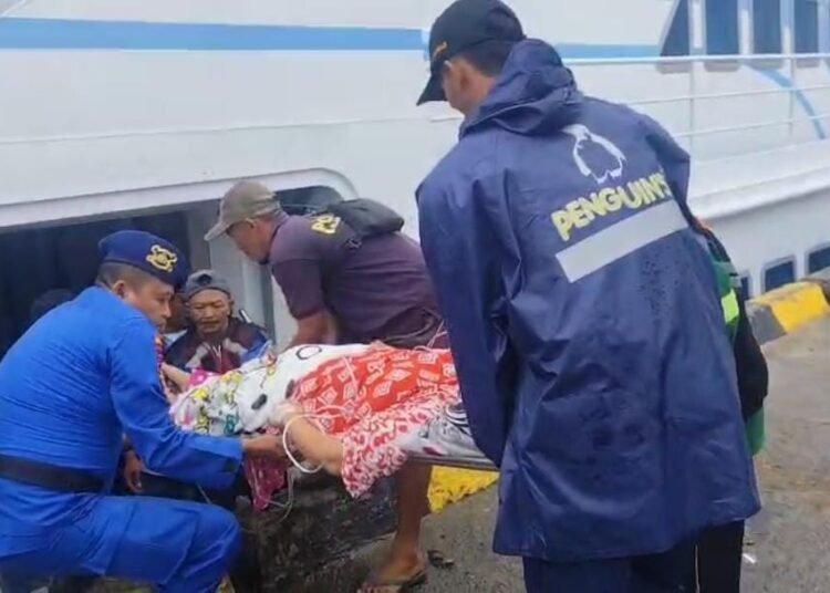 Aksi Kemanusiaan Polres Gresik Sigap Bantu Evakuasi Warga Bawean yang Sakit saat di Pelabuhan Sangkapura