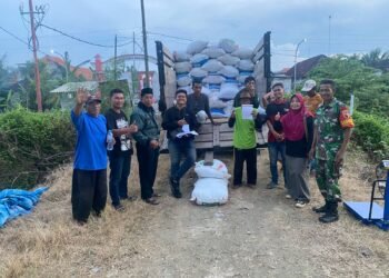Babinsa Bungah Penuh Semangat Dampingi Penyerapan Gabah Petani Dusun Grogol Masangan
