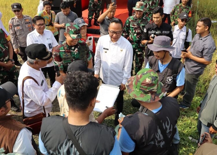 Ikuti Panen Serentak Bersama Presiden Prabowo, Wabup Gresik dr. Alif Pimpin Panen Raya di Driyorejo