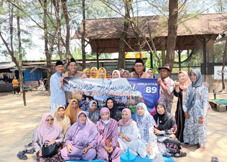 Seduluran Selawase !! MTs Alkarimi 89 Gresik Gelar Reuni ke-6 Tahun 2025 di Pantai Cemara Tuban