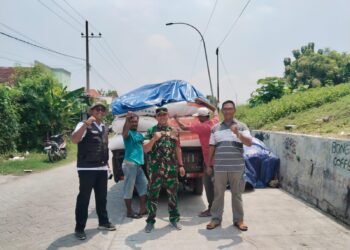 Babinsa Manyar Dampingi Langsung Penyerapan Gabah Petani Desa Morobakung