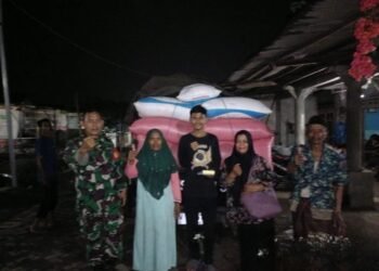Hingga Larut Malam, Babinsa Wringinanom Dampingi Penyerapan Gabah Petani Dukung Ketahanan Pangan