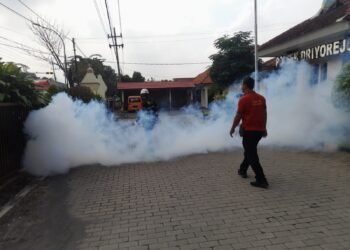 Peduli Kesehatan, Kasidokkes Polres Gresik Pimpin Giat Fogging Disinfektan dan Anti-DBD