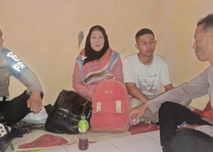 Polsek Wringinanom Sigap Bantu Pemuda Asal Jakarta yang Terlantar di Gresik Tanpa Uang Sepeser pun