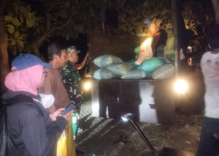 Malam-malam, Babinsa Koramil 0817/15 Bungah Tetap Semangat Dampingi Penyerapan Gabah 16,18 Ton di Desa Raciwetan