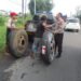 Polisi Gresik Sigap Bantu Sopir Truk Ganti Ban Atasi Kemacetan di Jalan Raya Mojotengah Menganti