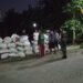 Babinsa Driyorejo Dampingi Penyerapan Gabah Petani Desa Gadung hingga Dini Hari