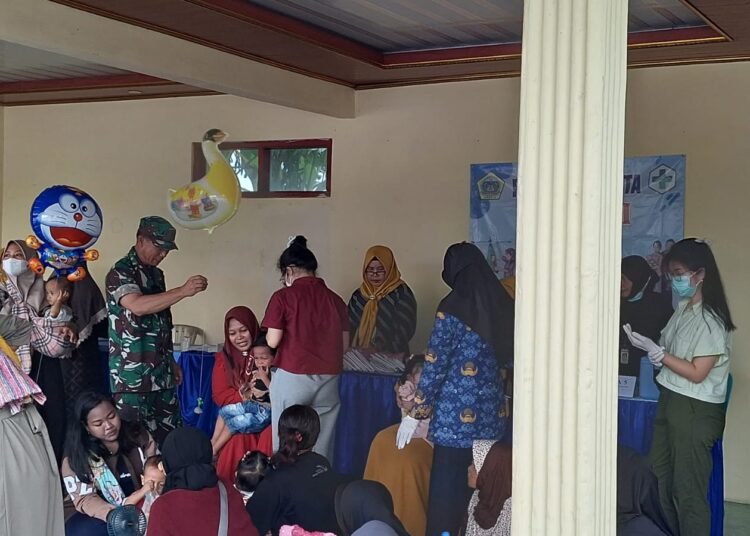 Babinsa Koramil 0817/02 Wringinanom Dampingi Kegiatan Posyandu Balita di Desa Sumberwaru