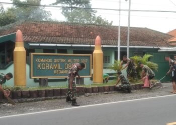 Karya Bakti Anggota Koramil 0817/03 Kedamean Kompak Bersatu Jaga Kebersihan Lingkungan