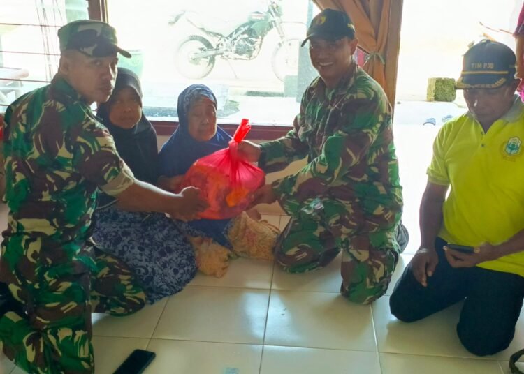“Terima Kasih Pak Babinsa” Ucap Warga Sumari Duduksampeyan saat Mendapatkan Bantuan Sembako