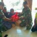 “Terima Kasih Pak Babinsa” Ucap Warga Sumari Duduksampeyan saat Mendapatkan Bantuan Sembako